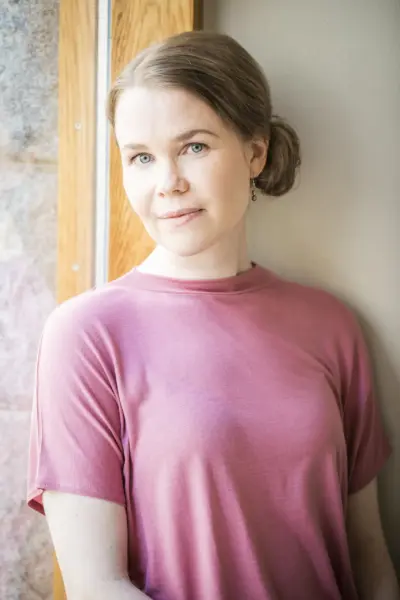 Kuva kirjailijasta Outi Mäkinen