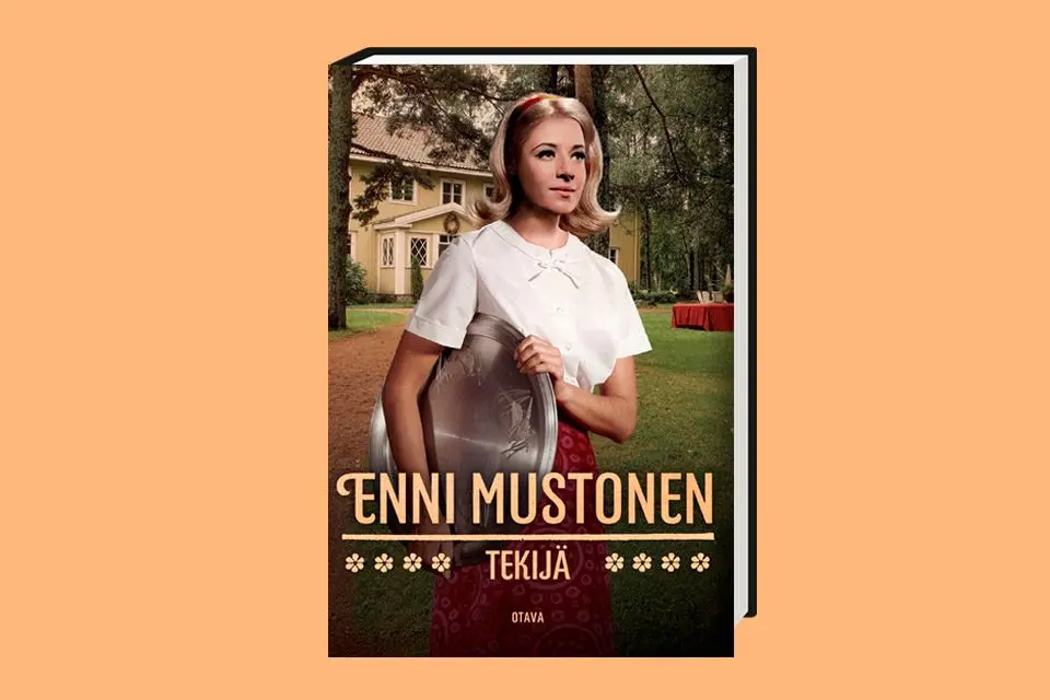 Enni Mustosen Syrjästäkatsojan tarinoita päättyy – Rakastettu sarja huipentuu kuohuvalle 60-luvulle
