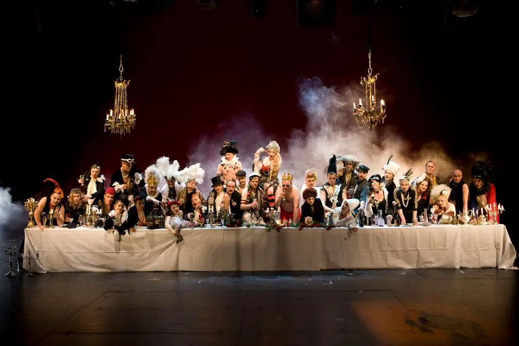 Kansallisteatterin näyttelijöiden reseptikirja on upea teos kaikille, jotka rakastavat teatteria, hyviä tarinoita ja maukasta ruokaa