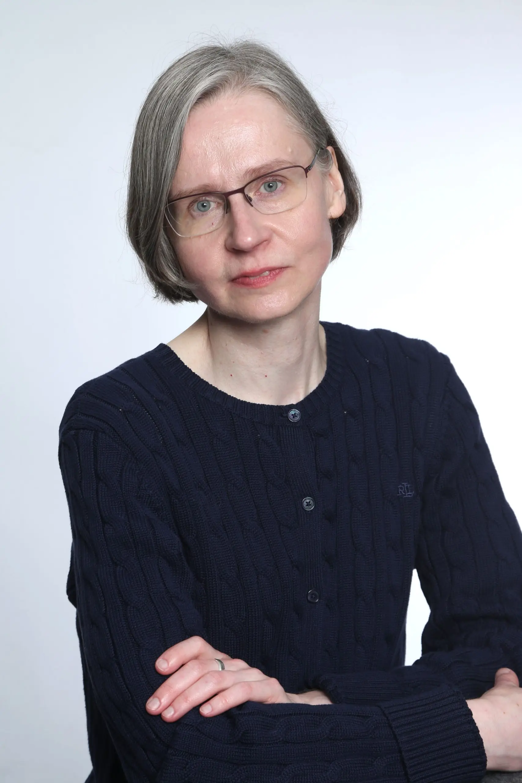 https://otava.fi/wp-content/uploads/2022/09/Mari-Tossavainen-kuva-2022-kuvaaja-Heikki-Loflund-1-scaled.webp