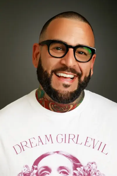 Kuva kirjailijasta Mark Oshiro