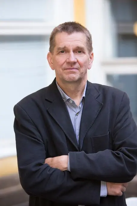 Aatteiden palo repii ja yhdistää Olli Jalosen romaanissa Puhdas viiruinen elämä