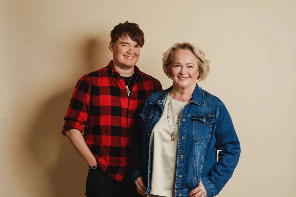 Pokelat – Soiva suku: Kirja suomalaisen lastenmusiikin ja kansanmusiikin legendaarisesta perheestä