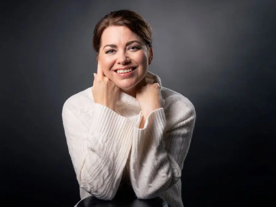 Laura Arikan esikoisromaani Synkeä juhannus tarjoilee juhlaperinteitä ja kummallisia kuolemia idyllisessä lounaissaaristossa