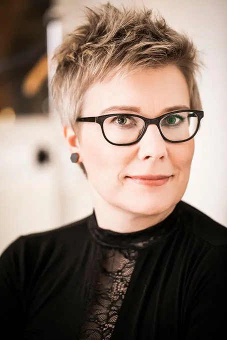 Laura Lehtolan Simossa huumori naurattaa kyynelten läpi