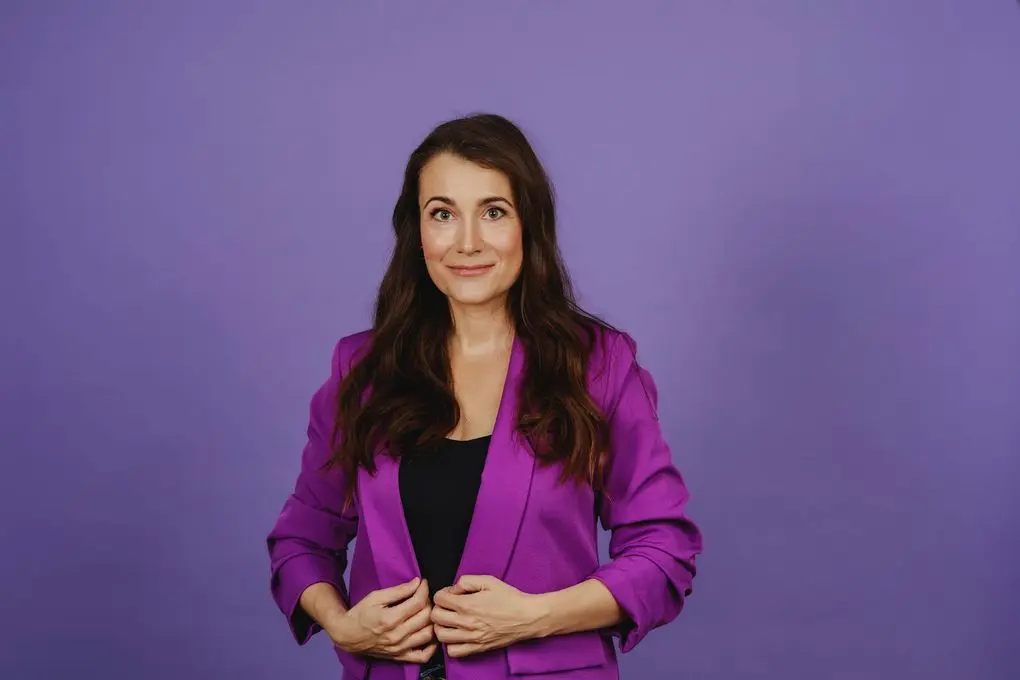 Elina Backmanin supersuosittu Saana Havas -sarja on myynyt jo 210 000 kappaletta! Uutuusromaani Joka yksin jää on vahvatunnelmainen jännäri nuoruuden vimmasta ja vaietusta rakkaudesta
