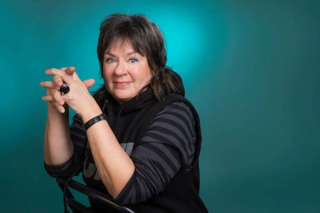Pauliina Lindholmin Musta kivi yhdistää Suomen suurimman meteoriitin, sortovuosien levottomuuden ja magneettisen ensirakkauden